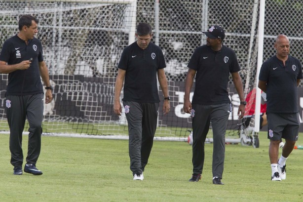 Comissão técnica do Corinthians durante treino desta quinta-feira no CT Joaquim Grava