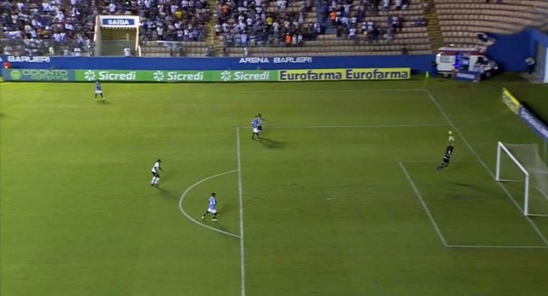 Desvio em Oya surpreendeu o goleiro Chapecó, do Grêmio