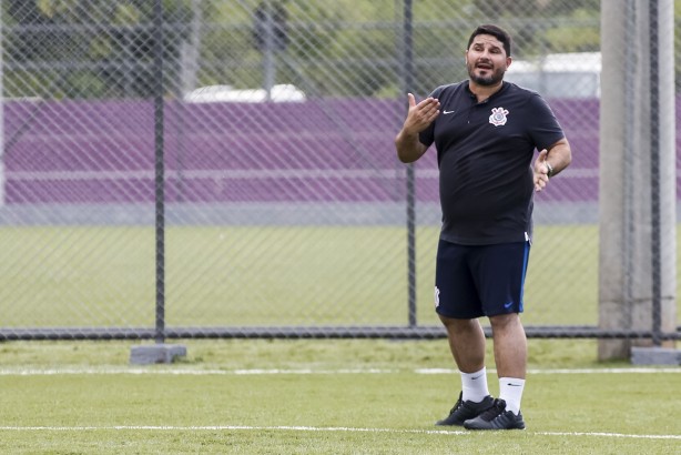 Eduardo Barroca durante treino do sub-20 para duelo contra o Grêmio, pela Copinha