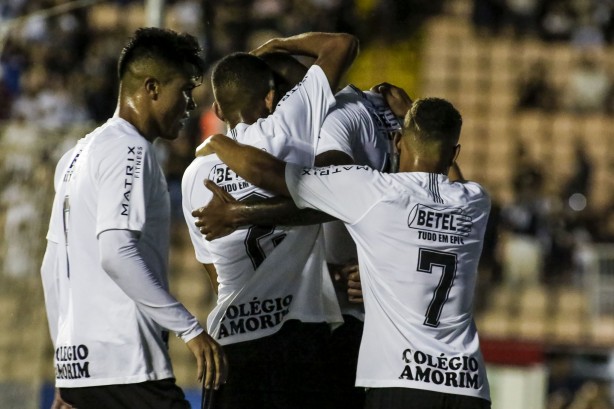 Elenco da Copinha comemora gol contra o Visão Celeste