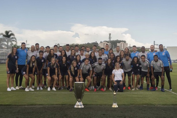Elenco principal reunido com jogadores do Visão Celeste