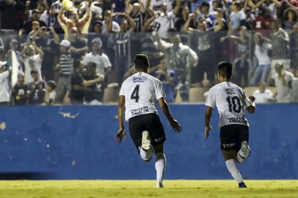 Fabrício Oya comemora seu gol contra o Visão Celeste, pela Copinha