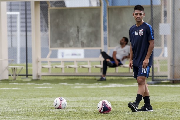 Fabrício Oya durante treino do sub-20 para duelo contra o Grêmio, pela Copinha