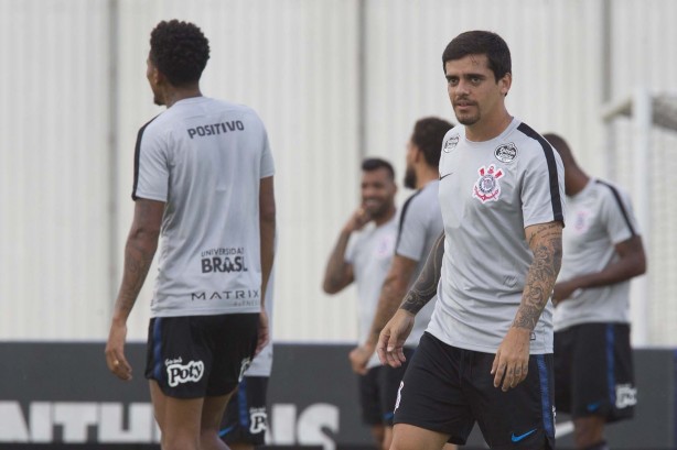 Fagner durante treino desta quinta-feira no CT Joaquim Grava