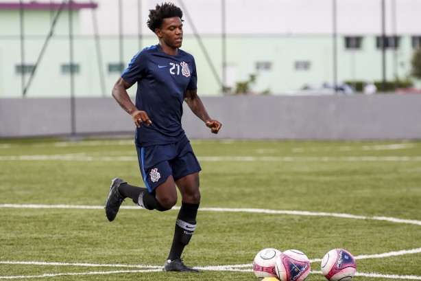 Franklin treina com o elenco sub-20 do Corinthians