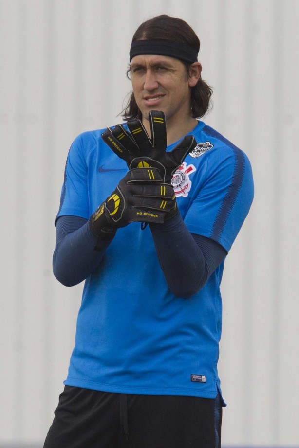 Goleiro Cássio durante treino desta quinta-feira no CT Joaquim Grava