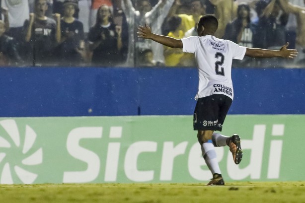 Igor comemora gol contra o Visão Celeste