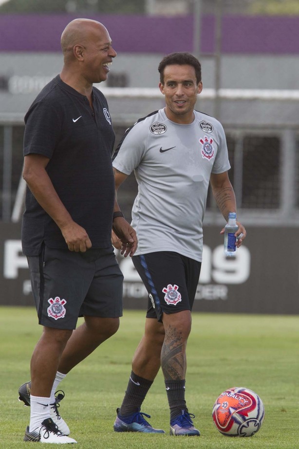 Jadson durante treino desta quinta-feira no CT Joaquim Grava