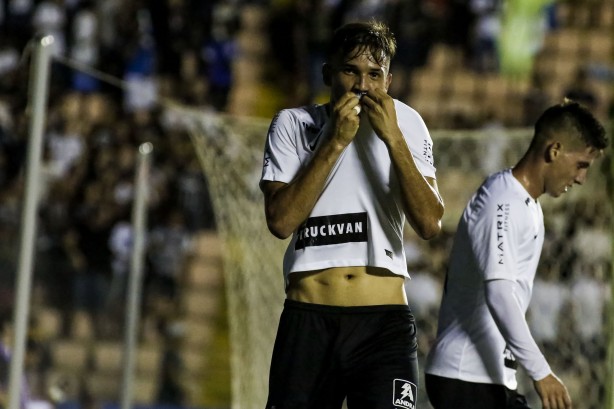 João Celeri beija o escudo do Corinthians durante comemoração do seu gol contra o Visão Celeste