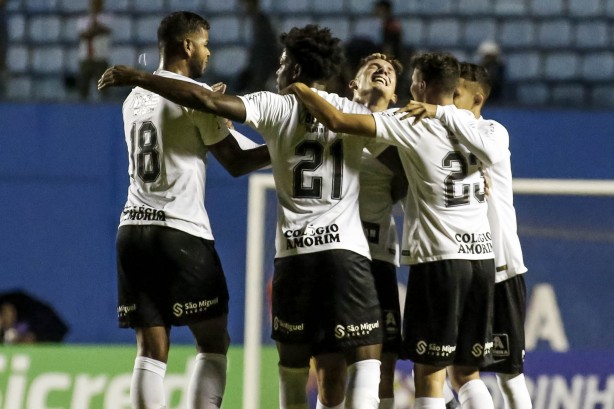 Jogadores do Sub-20 comemora gol da equipe sobre o Visão Celeste