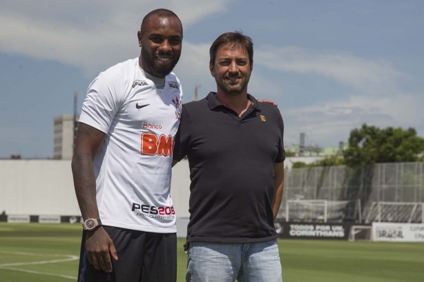 Manoel e Duílio no CT durante apresentação do zagueiro