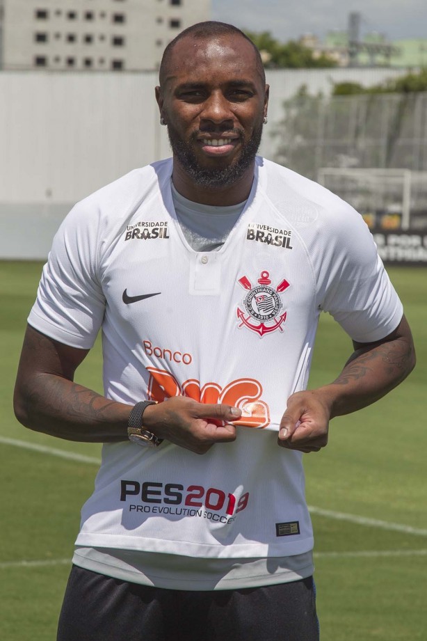 Manoel trajando o uniforme do Corinthians durante apresentação no CT