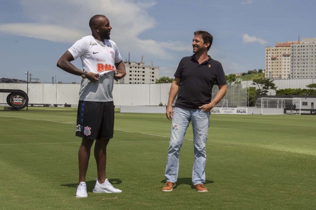 Manoel veste o manto corinthiano no CT