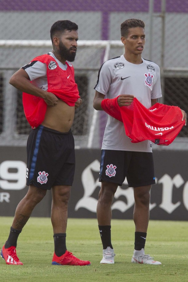 Marquinhos e Pedrinho durante treino desta quinta-feira no CT Joaquim Grava