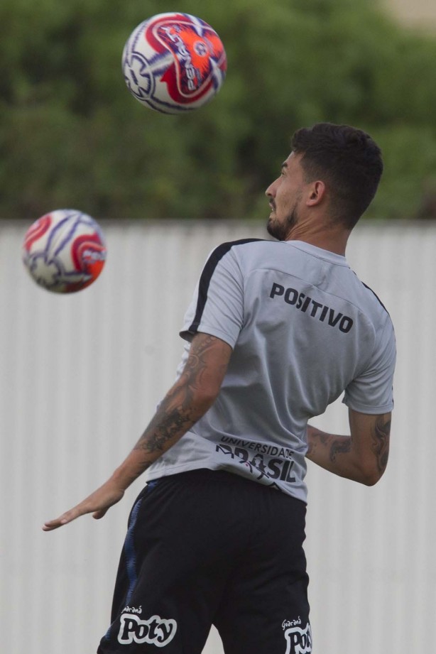Pedro Henrique durante treino desta quinta-feira no CT Joaquim Grava