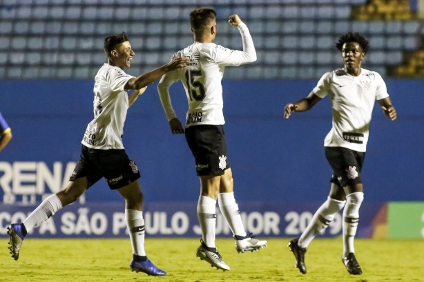 Rafinha comemora com companheiros seu gol contra o Visão Celeste