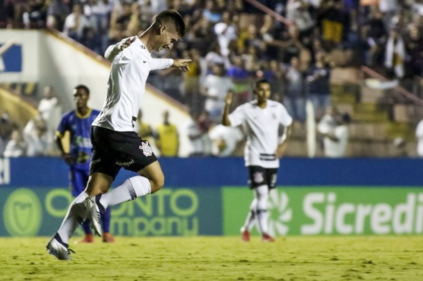 Rafinha comemora seu gol durante vitória por 8x0 contra o Visão Celeste, pela Copinha