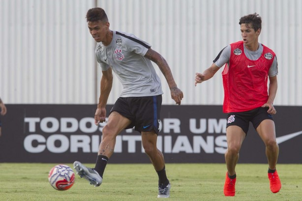 Richard durante treino desta quinta-feira no CT Joaquim Grava