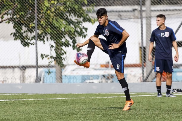 Roni durante treino do sub-20 para duelo contra o Grêmio, pela Copinha