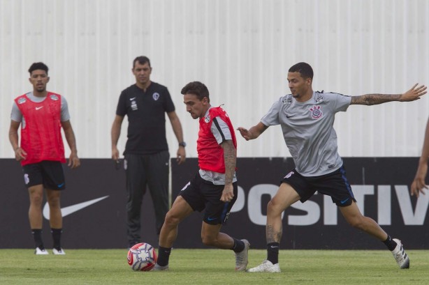 Thiaguinho durante treino desta quinta-feira no CT Joaquim Grava