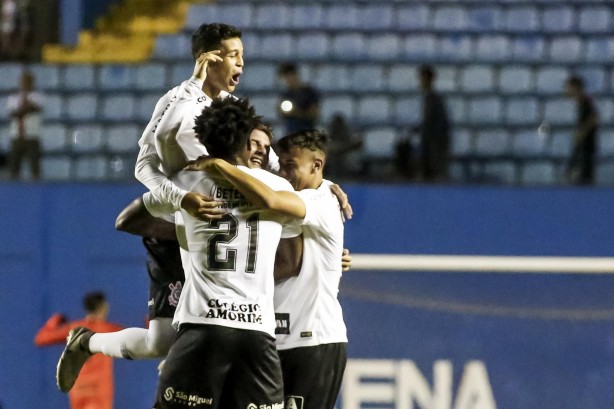 Timãozinho comemora mais um gol sobre o Visão Celeste, pela Copinha