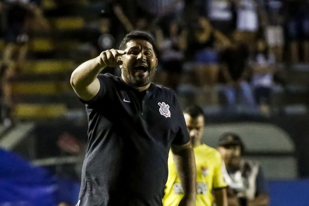Eduardo Barroca durante jogo contra o Grêmio, pela Copinha 2019