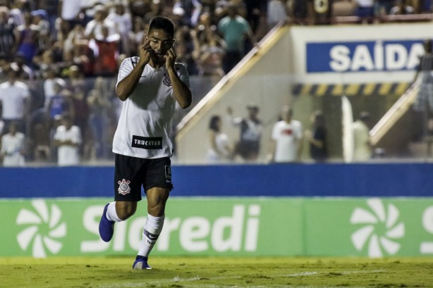 Fabrício Oya comemora seu gol contra o Grêmio, pela Copinha 2019