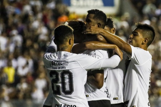 Jogadores comemorando o gol de Nathan, contra o Grêmio