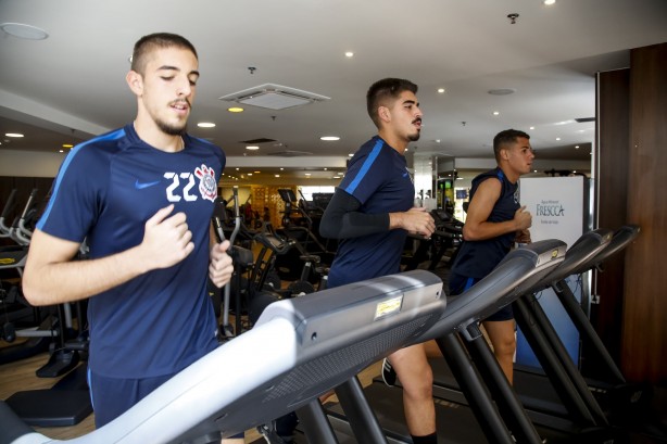 Elenco da Copinha treina na academia para enfrentar o Vasco, na terça-feira