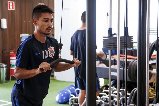 Fabrício Oya durante treino do elenco sub-20 do Corinthians