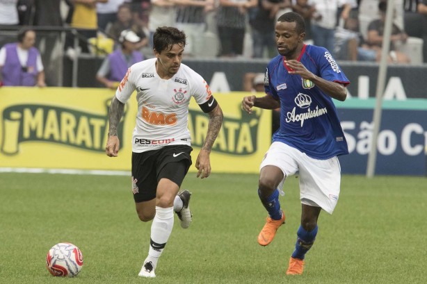 Fagner durante empate com São Caetano na Arena Corinthians