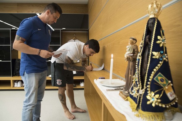 Fagner no vestiário da Arena Corinthians antes do jogo contra o São Caetano