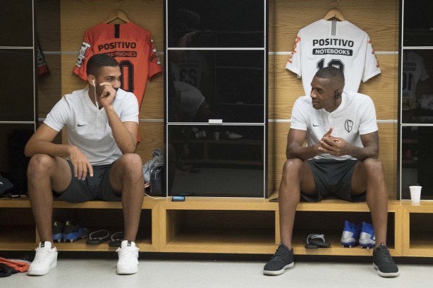 Filipe e Marllon no vestiário da Arena Corinthians antes do jogo contra o São Caetano