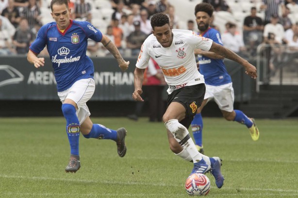 Gustavo durante empate com São Caetano na Arena Corinthians