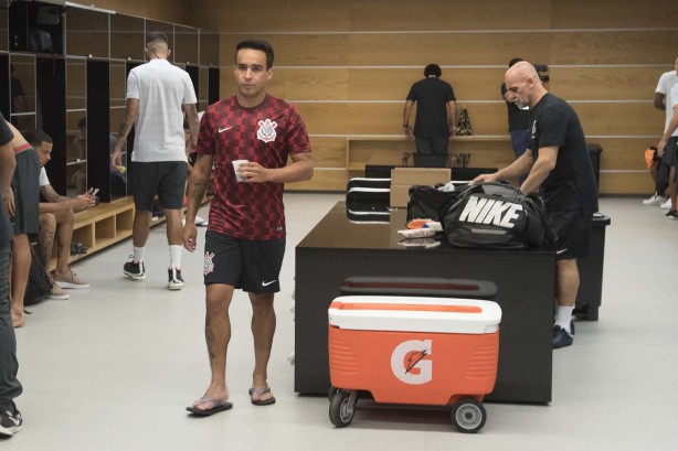Jadson no vestiário da Arena Corinthians antes do jogo contra o São Caetano