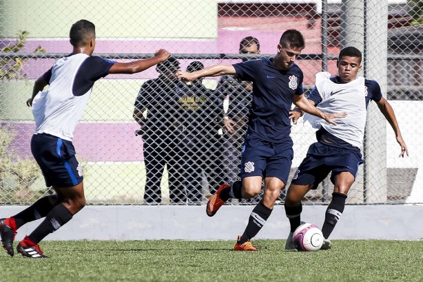 Jogadores do Timãozinho durante treino preparatório para enfrentar o Vasco pela Copinha