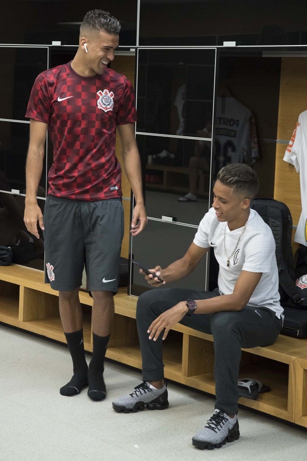 Léo Santos e Pedrinho no vestiário da Arena Corinthians antes do jogo contra o São Caetano