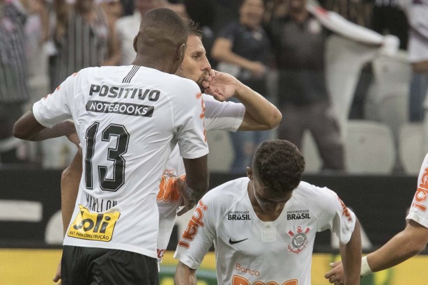 Marllon e Henrique durante empate com São Caetano na Arena Corinthians