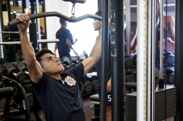 Roni durante treino do elenco sub-20 do Corinthians