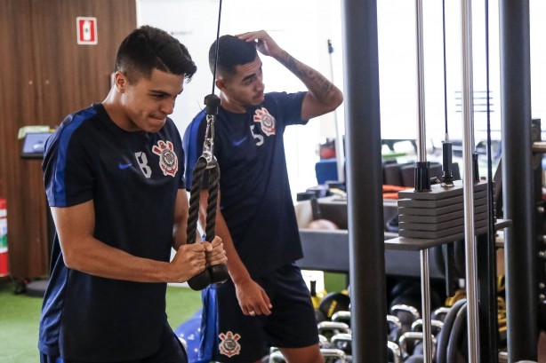Roni e Du durante treino do elenco sub-20 do Corinthians