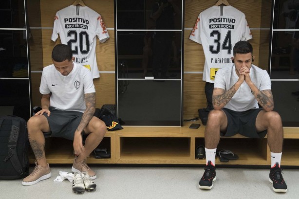 Thiaguinho e Pedro Henrique no vestiário da Arena Corinthians antes do jogo contra o São Caetano