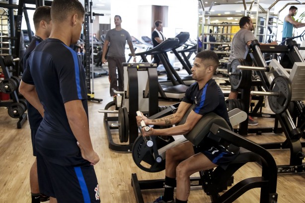 Vitinho durante treino do elenco sub-20 do Corinthians