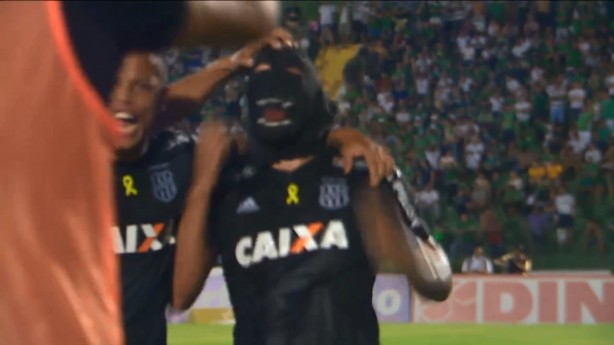 André Luis com máscara de uma macaca