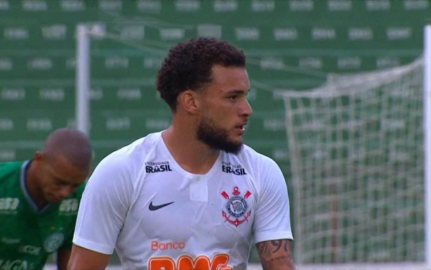 Apagado, Andr Luis voltou a ser substitudo por Pedrinho na segunda etapa