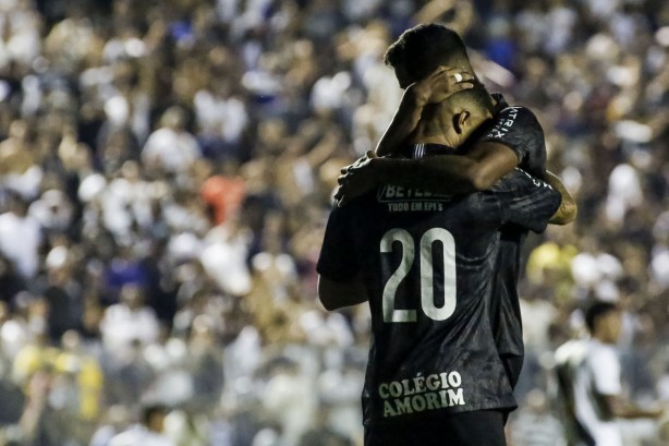 Bilu e Nathan se abraçando durante partida contra o Vasco, pela Copinha