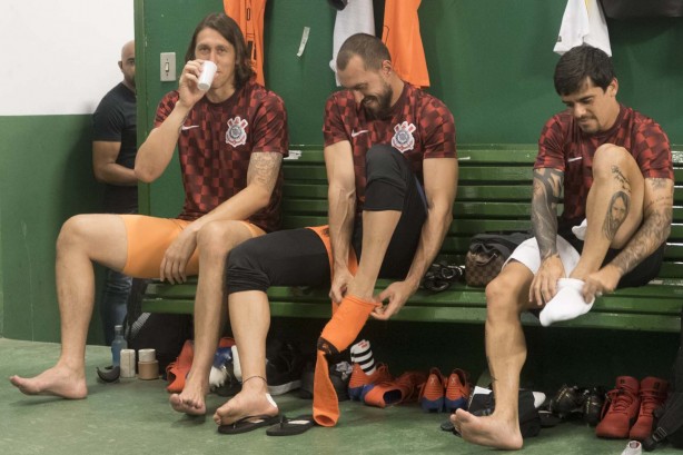 Cássio, Walter e Fagner no vestiário do Brinco de Ouro, antes do duelo contra o Guarani