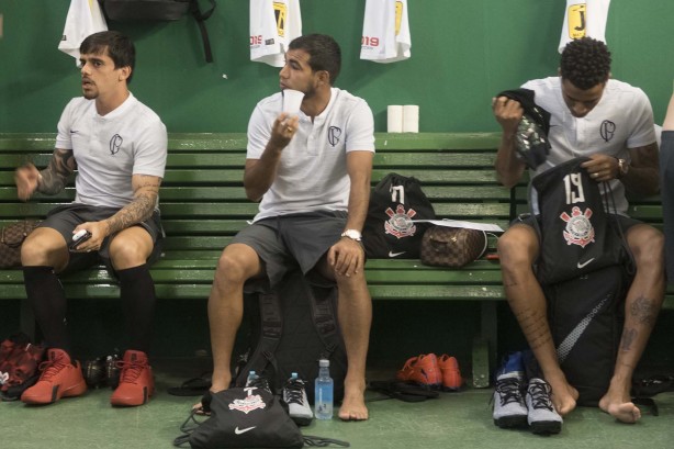 Fagner, Sornoza e Gustavo no vestiário do Brinco de Ouro, antes do duelo contra o Guarani