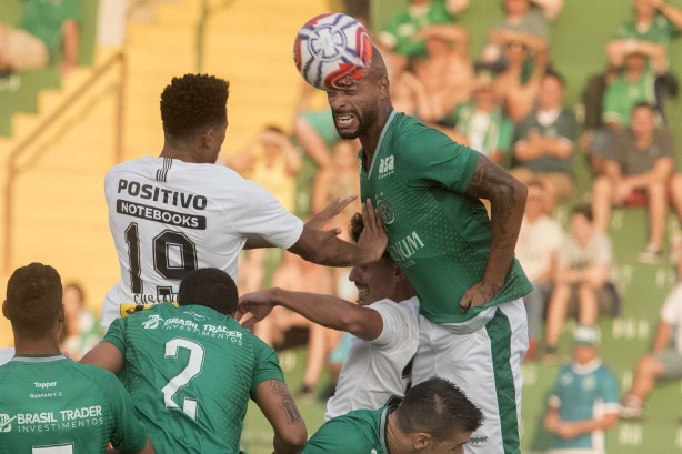 Gustavo em jogada aérea contra o Guarani, pelo Paulistão