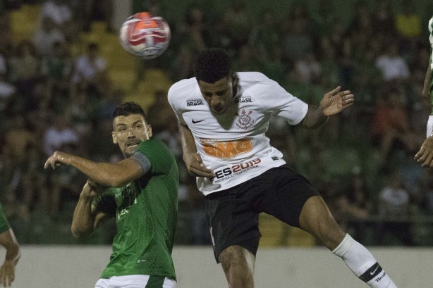 Gustavo muito bem em jogadas aéreas
