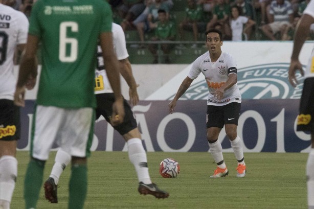 Jadson durante partida contra o Guarani, pelo Paulistão